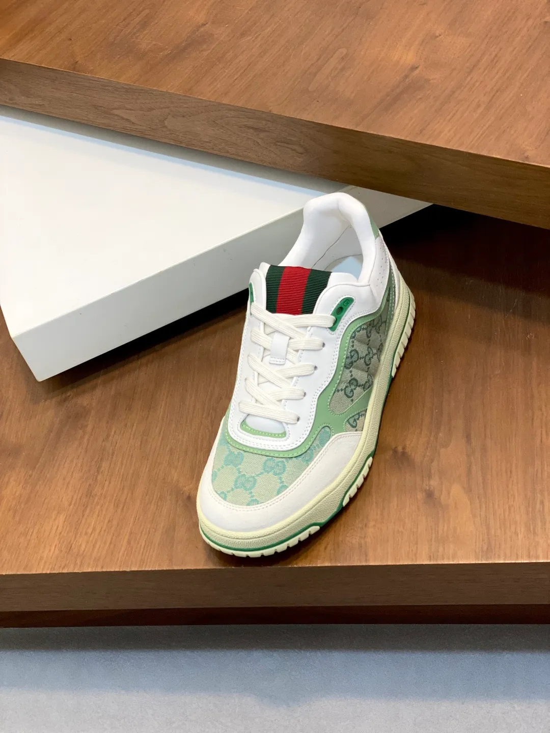 Men's Shoes 💰660 𝐆𝐮𝐜𝐜𝐢 𝐑𝐞-𝐖𝐞𝐛 As the first sneaker created by Sabato De Sarno for Gucci, the Re-Web series reinterprets the brand's classic stripes and sets off the modern silhouette design with bold and unique details. These shoes are crafted from white leather. This new sneaker is ingeniously decorated with many of the brand's classic details, and is equipped with a bright red and green webbing tongue, which will make people fall in love at first sight. White leather treated with a special process for softness and luster, with an embossed grainy texture. Script Gucci logo and interlocking G web label with Interlocking G and script Gucci logo. Rubber outsole with interlocking G detail eyelets. Web tongue. Size: 39-44 (customized for sizes 38 and 45)